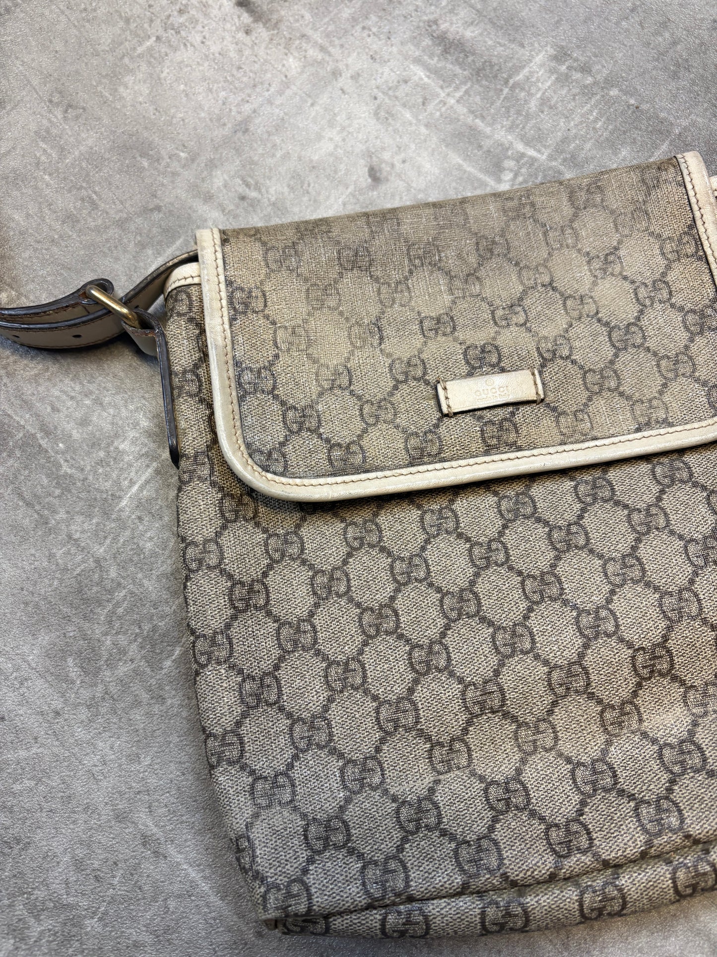 Gucci Monogramm Sling Bag